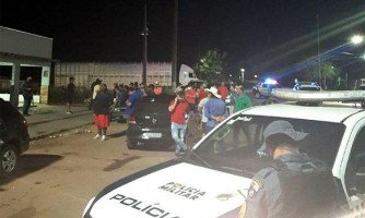 NA MADRUGADA, PM DE ARAPUTANGA PENALIZA LANCHONETE POR AGLOMERAÇÃO